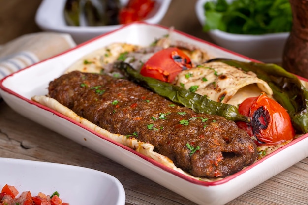 Délicieux plats turcs traditionnels Adana kebab