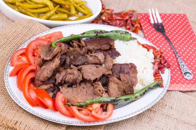 Délicieux plats turcs traditionnels; kebab de viande grillée avec du riz