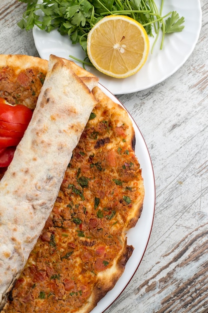 De délicieux plats turcs traditionnels; Pizza turque, pain à la viande (Lahmacun)
