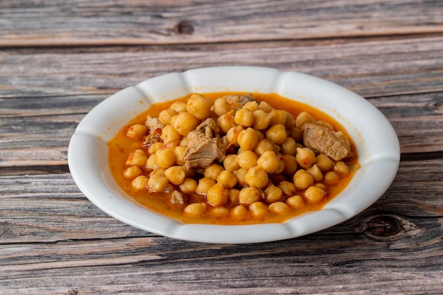 De délicieux plats turcs traditionnels; Pois chiches turcs avec de la viande. nom turc; Etli nohut