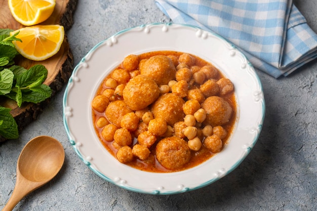 De délicieux plats turcs traditionnels; Soupe de boulgour (nom turc; Anali Kizli, icli kofte)