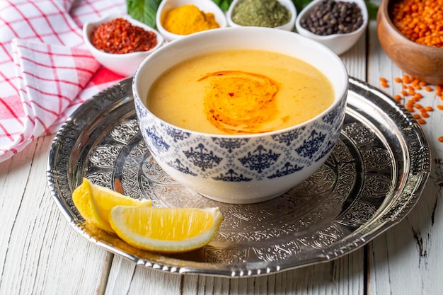 Photo de délicieux plats turcs traditionnels ; soupe de lentilles rouges (nom turc ; mercimek corbasi)