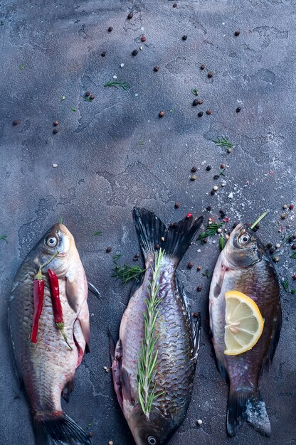 Délicieux poisson frais sur fond vintage noir.