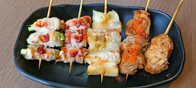 Photo délicieux porc et satay de poulet, yakitori