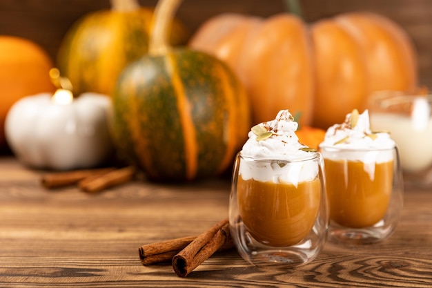 Délicieux potiron latte dans un verre en verre.Boisson au café avec de la crème fouettée et de la cannelle.Composition sur