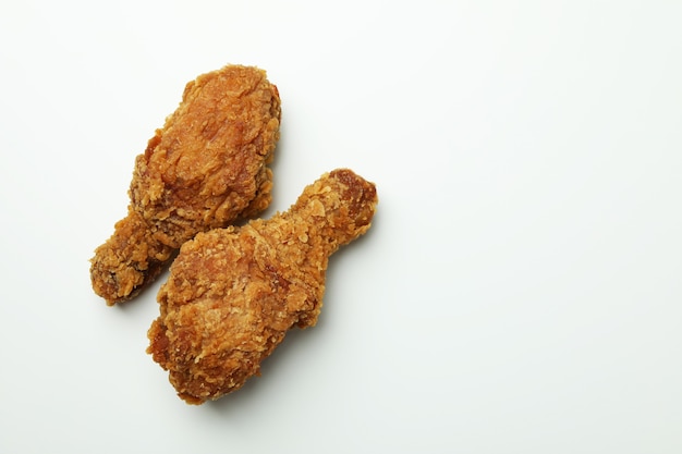 Délicieux poulet frit sur fond blanc, gros plan