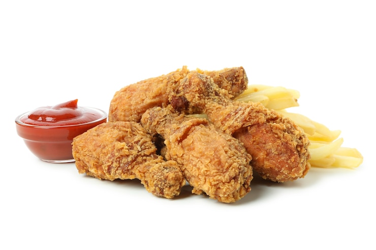 Photo un délicieux poulet frit isolé sur un fond blanc.