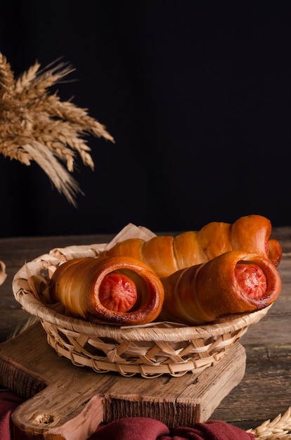 Délicieux produits de boulangerie culinaires frais - saucisses en pâte avec copie espace sur fond de bois