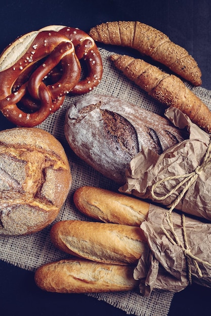 Délicieux produits de boulangerie prêts à être vendus dans une boulangerie locale.