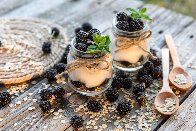 Délicieux pudding de petit déjeuner aux mûres et framboises.