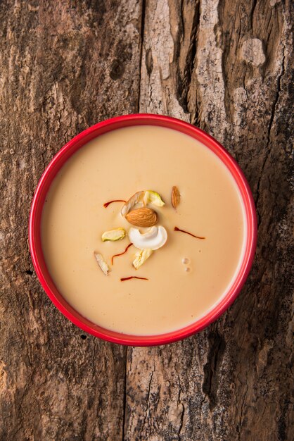 Délicieux Rabdi ou Rabri indien sucré avec des garnitures de fruits secs. La nourriture de festival populaire est excellente avec Jalebi/Jilbi. Servi dans un bol sur une table colorée ou en bois. Mise au point sélective