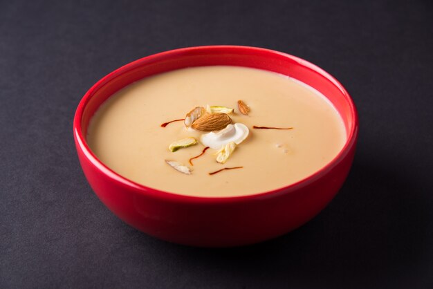 Délicieux Rabdi ou Rabri indien sucré avec des garnitures de fruits secs. La nourriture de festival populaire est excellente avec Jalebi/Jilbi. Servi dans un bol sur une table colorée ou en bois. Mise au point sélective