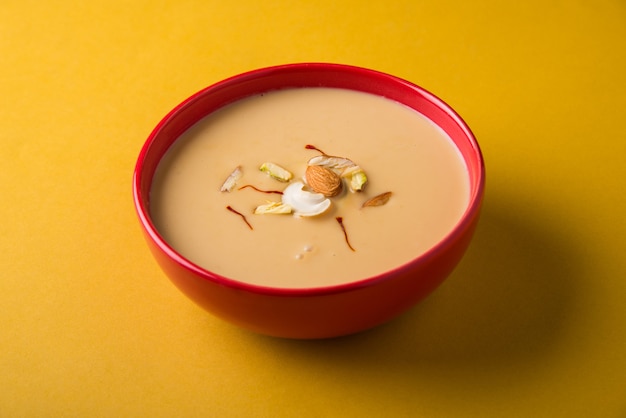 Délicieux Rabdi ou Rabri indien sucré avec des garnitures de fruits secs. La nourriture de festival populaire est excellente avec Jalebi/Jilbi. Servi dans un bol sur une table colorée ou en bois. Mise au point sélective