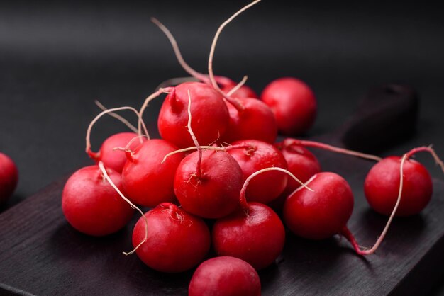 Délicieux radis rouge cru frais pour faire une salade saine