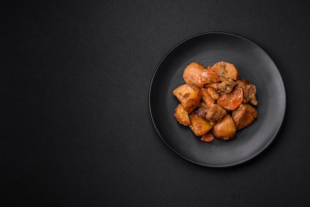 Délicieux ragoût cuit frais avec de la viande de porc ou du boeuf avec pommes de terre carottes épices et herbes