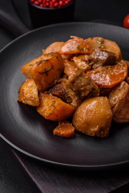 Délicieux ragoût cuit frais avec de la viande de porc ou du boeuf avec pommes de terre carottes épices et herbes