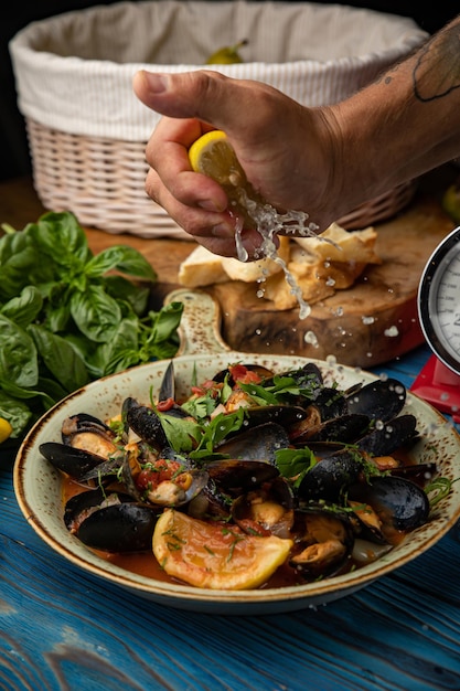 Délicieux ragoût de fruits de mer aux moules sur table en bois