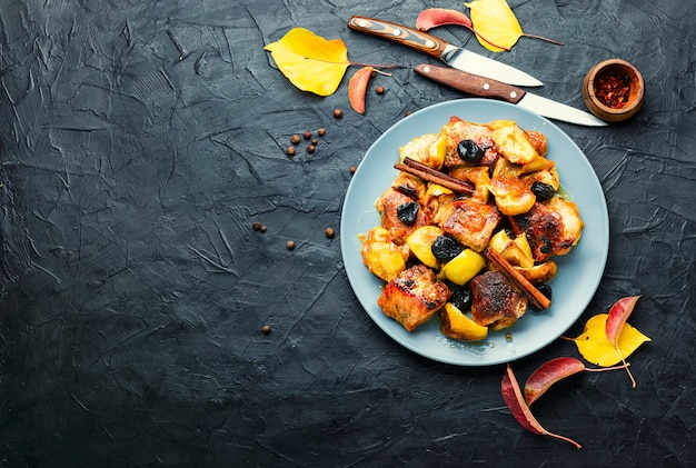 Délicieux ragoût de viande au four aux pommes.Copy space