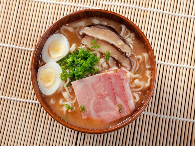 Délicieux ramen miso. soupe japonaise