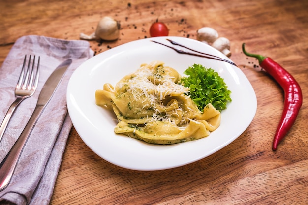 Délicieux raviolis au parmesan sur une plaque