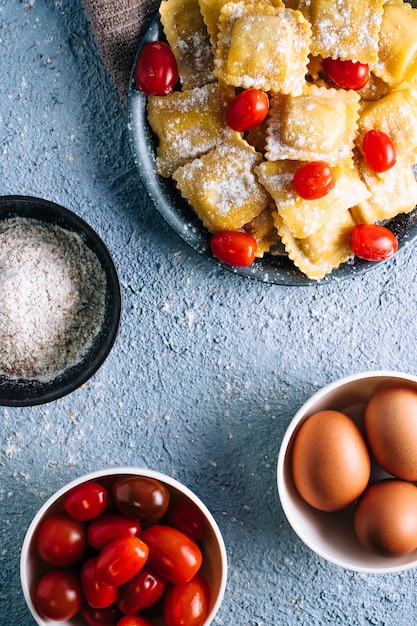 Délicieux raviolis farcis faits maison avec des ingrédients naturels.