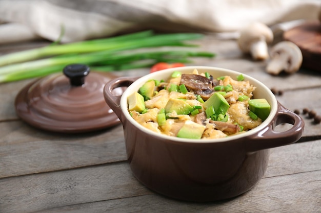 Délicieux repas en casserole de poulet dans une casserole sur la table