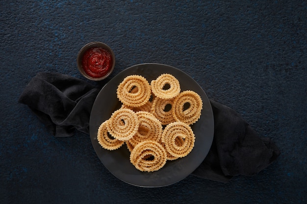 Photo délicieux repas sur fond sombre