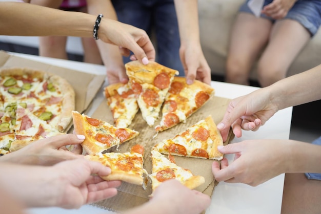 Délicieux repas de pâte de forme ronde