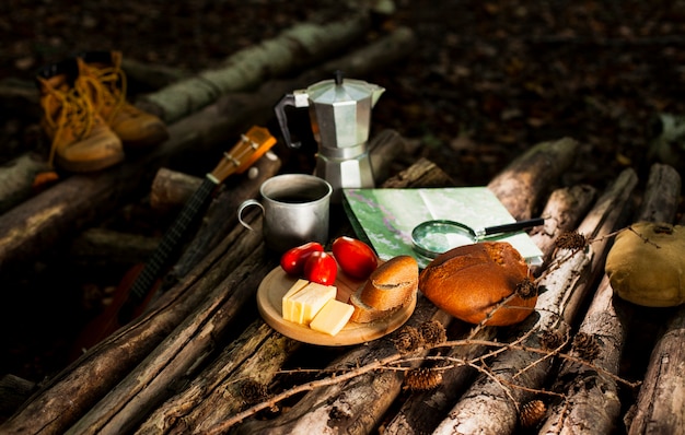 Délicieux repas en plein air et tasse de café