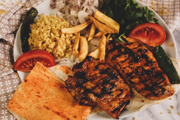 Délicieux repas de poulet sur la table