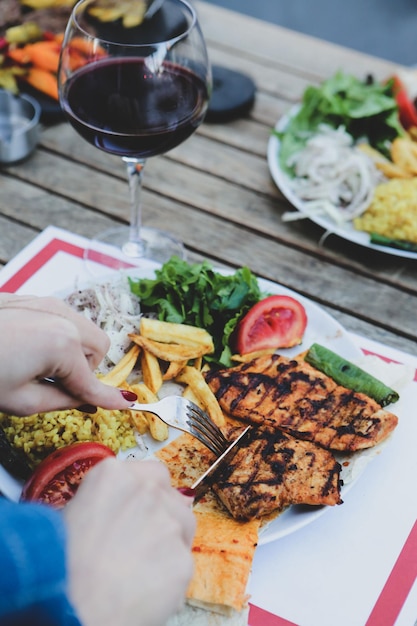 Délicieux repas de poulet sur la table