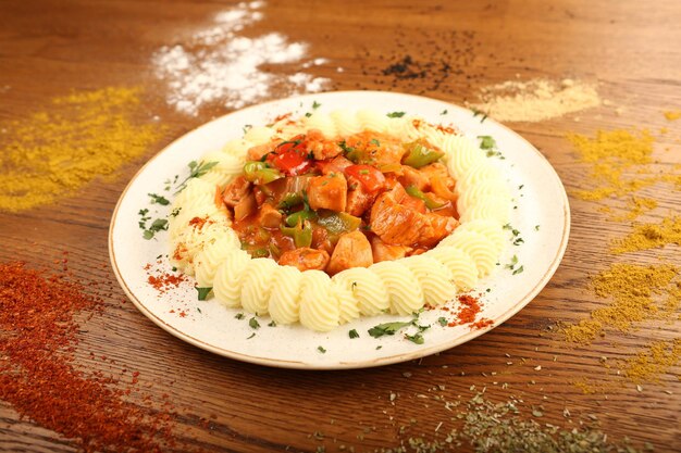 Délicieux repas de poulet sur la table