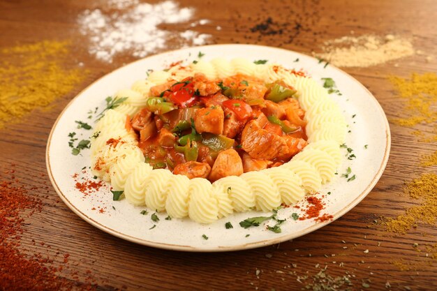 Délicieux repas de poulet sur la table