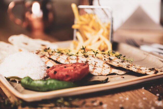 Délicieux repas de poulet sur la table