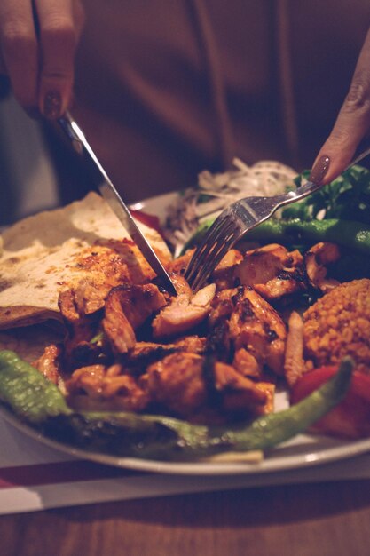 Délicieux repas de poulet sur la table