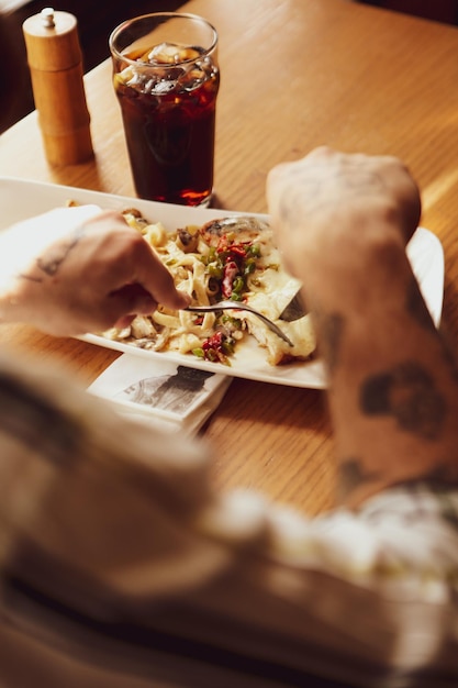 Délicieux repas de poulet sur la table