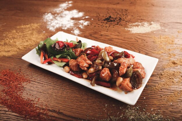 Délicieux repas de poulet sur la table