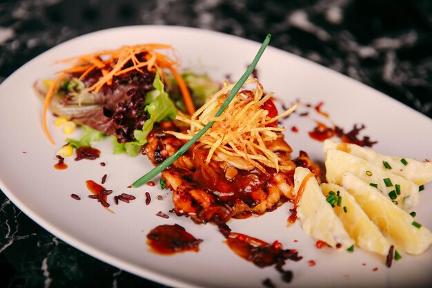 Délicieux repas de poulet sur la table