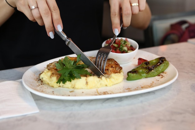 Délicieux repas de poulet sur la table