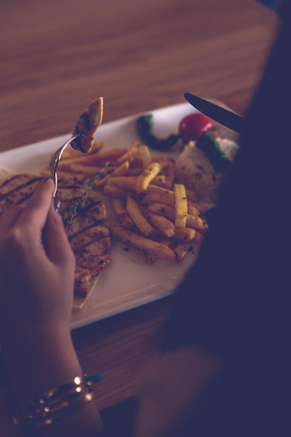 Délicieux repas de poulet sur la table