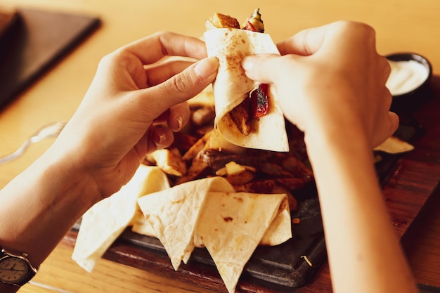 Délicieux repas de poulet sur la table