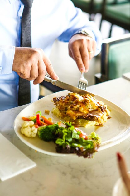 Délicieux repas de poulet sur la table