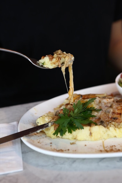 Délicieux repas de poulet sur la table