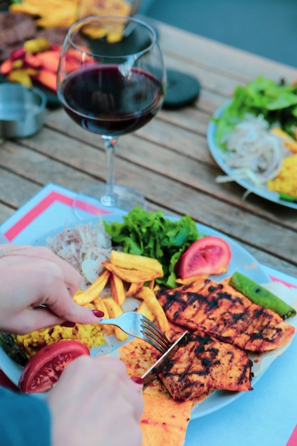 Délicieux repas de poulet sur la table