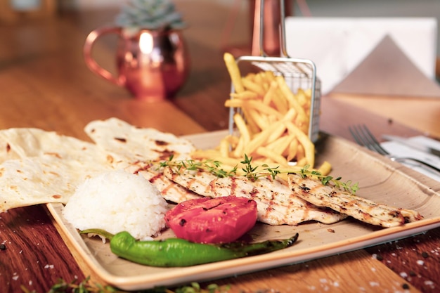 Délicieux repas de poulet sur la table