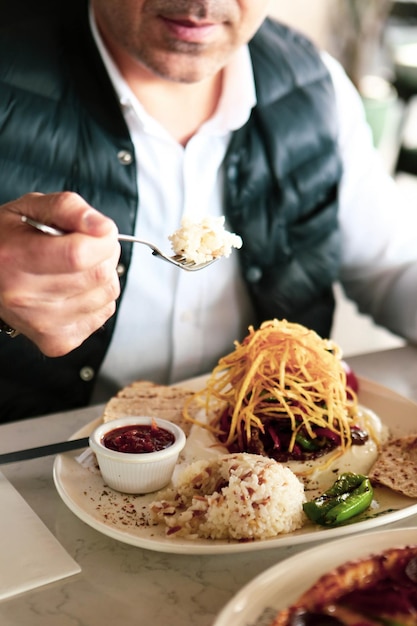 Délicieux repas de poulet sur la table