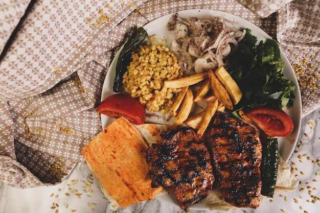 Délicieux repas de poulet sur la table