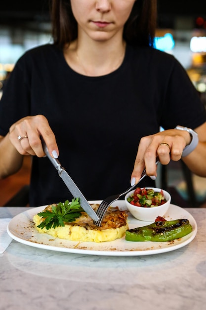 Délicieux repas de poulet sur la table