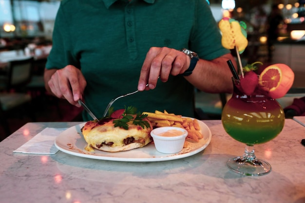 Délicieux repas de poulet sur la table