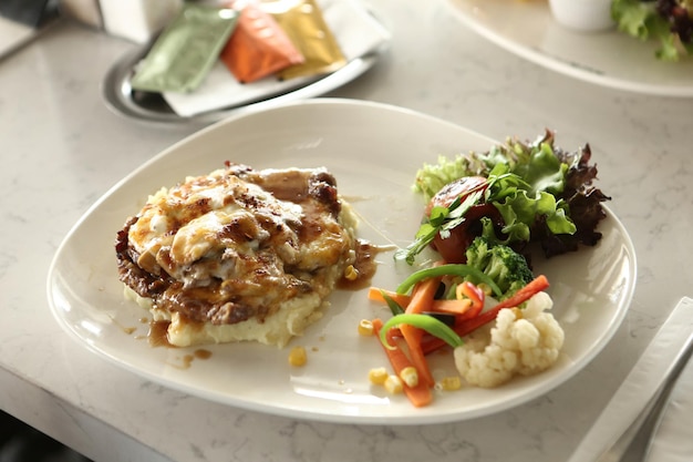 Délicieux repas de poulet sur la table